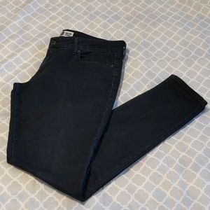 Black signature Levi mid rise skinny jeans